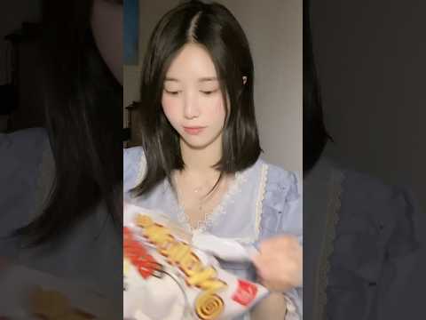 마시멜로는 고양이를 미치게해.. pt.1)#먹방 #shorts thumbnail
