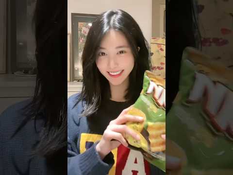 ✋🏻손에 과자 안 묻히고 먹는 꿀팁🍪!#shorts thumbnail
