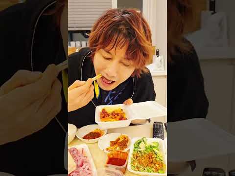 부산은 그냥 갈 순 없죠ㅎ부산누나들이 기깔나게 전망 좋은 빌라도 내어 주시고 기깔나게 맛있는 회도 떠 다 주시고.😁이 은혜들을 다 어찌 갚으려나~더 잘 살아야겠죠.#김장훈 #부산 thumbnail