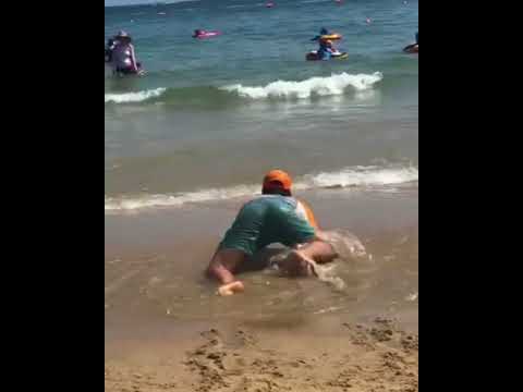 해운대에서 바다거북이 개인기 하는 유세윤 ㅋㅋㅋ thumbnail