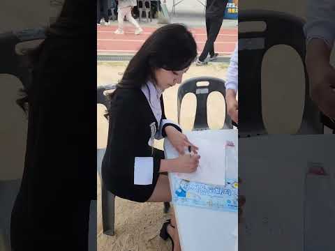 사인하는 해은이📝 thumbnail